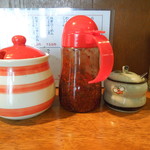 多摩利屋 - 自家製の辣油、タイの唐辛子プリックキーム、香り付け唐辛子