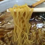 巨摩ラーメン - もっちりとした麺アップ