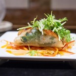 わいん食堂 Chez とし - 2025.1 お通し（400円）鴨の燻製と長葱の春巻き