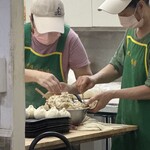 興隆居 - 次々に作られる肉まんたち