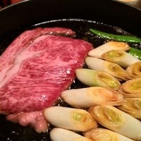 すき焼割烹 日山 - 鍋に広がる肉と葱