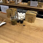 かね田 - 卓上の卵、海苔、ふりかけ食べ放題です♪