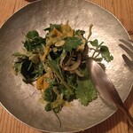 ハルクッチィ - パクチーとアーモンドのサラダ