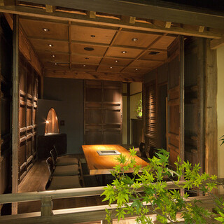 樹齢400年のけやきのテーブルは圧巻！VIPルーム