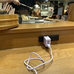 元祖 金沢炉端 あっぱれ - コンセントつけるスペースも余裕であります！