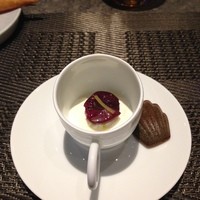 レストラン リューズ - アミューズ②　水牛っぽいチーズとマドレーヌ