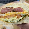 kitokoi - ①ブラジリアン・サンド(税込600円)
フランスパンにブラジリアン・ソーセージ&トマト&目玉焼き&千切り甘藍のコールスロー&チーズが挟んでありボリューミー、味わいは割りとイケています