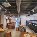 kitokoi - スチールの剥き出しの天井、コンクリート吹き付け梁、木製合板ボード壁、磨きコンクリート床、木製丸テーブル、大きな錦鯉が泳ぐ巨大水槽、シック&シンプルだが温もりも感じられる雰囲気、BGMはJ-POP&洋楽