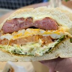 kitokoi - ①ブラジリアン・サンド(税込600円)
フランスパンにブラジリアン・ソーセージ&トマト&目玉焼き&千切り甘藍のコールスロー&チーズが挟んでありボリューミー、味わいは割りとイケています
