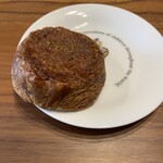 シヅカ洋菓子店 自然菓子研究所 - クイニーアマンを小皿に乗せて