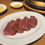 炭火焼肉ホルモン まるは - 