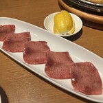 炭火焼肉ホルモン まるは - 