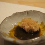 鯛良 - 赤酢のシャリをいただきました。
      肝ソースとの相性抜群でおいしかったです。