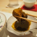 鯛良 - ●鮑の酒蒸し 肝ソース
      すごくやわらかな　鮑でした。（唐津産　黒鮑）
      肝ソースに付けていただけます。