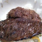 Isshin En - 焼き上がりのカルビ（奥）＆ハラミ。