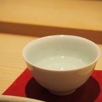 鯛良 - 日本酒　純米吟醸の　初亀 とってもまろやか、辛口と書いてありましたが、
      飲みやすくておいしかったです。