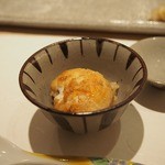 鯛良 - ●河豚のリゾット
      1口サイズより少し大きめのリゾットです。
      こちら混ぜてお召し上がりくださいということでしたので 最初小さく一口河豚をいただき、
      混ぜて食べました。 