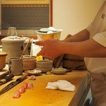 鯛良 - ●握り
      シャリは赤酢のお寿司でした。
      見た目もすごくきれいでこれぞお寿司！という感じです。