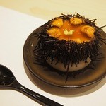 鯛良 - ●雲丹の茶碗蒸し（岩手産の雲丹）
      なんと器が雲丹！茶わん蒸しの中に雲丹たっぷり入っていました。