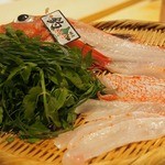 鯛良 - ●きんきのしゃぶしゃぶ
      贅沢にきんきのしゃぶしゃぶでした。
      アツアツに熱されたお鍋にお野菜をたっぷり入れ、その後にきんきをいれました。