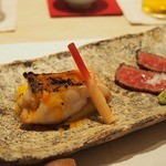 鯛良 - ●鯛の塩焼き、尾崎牛のたたき
      鯛の下には　きみしとう、そしてインカの目覚めが添えてありました。
      フレンチみたいなテイストの一品です。