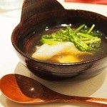 鯛良 - ●きんきのしゃぶしゃぶ
      贅沢にきんきのしゃぶしゃぶでした。
      アツアツに熱されたお鍋にお野菜をたっぷり入れ、その後にきんきをいれました。