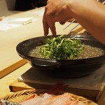 鯛良 - ●きんきのしゃぶしゃぶ
      贅沢にきんきのしゃぶしゃぶでした。
      アツアツに熱されたお鍋にお野菜をたっぷり入れ、その後にきんきをいれました。