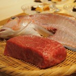 鯛良 - ●鯛の塩焼き、尾崎牛のたたき
      鯛の下には　きみしとう、そしてインカの目覚めが添えてありました。
      フレンチみたいなテイストの一品です。