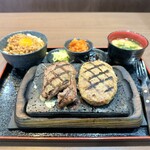 感動の肉と米 - 料理写真:・ロースステーキセット 1,000円/税込
・追い肉 粗挽きハンバーグ 550円/税込