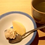 282131723 - 黒豆アイス　りんご　両方美味しかった～