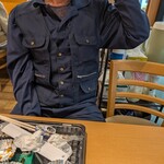 社 - お冷で薬を飲むマツジュン