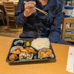 社 - 日替りランチにちょっと嬉しそうなマツジュン