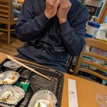 社 - いっちょ前に口元を気にするマツジュン