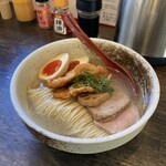 六紋銭エッセンス - 料理写真:味玉鯛のあら炊き塩らぁめん