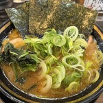 王道家直系 家系ラーメン がく - ラーメン&フォロワーサービスきざみネギ