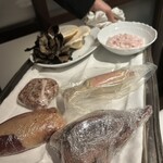 ル・マノアール・ダスティン - 本日の食材のプレゼン　この中からは白子しかとりませんでしたけど。