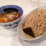 頑者 - お久しぶりです、細つけめん、大盛り！  今回の復活から、麺に出汁がかけられて提供されています。細麺は時間が経つとくっついてしまいましたが、その弱点への対処なのでしょう。