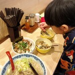 拉麺大公 - 麺もご飯もガツガツ食べる我が子