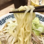 拉麺大公 - 【限定】背脂ちゃっちゃ醤油ラーメン、麺リフトアップ