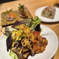 TOKi - サラダ、ラタトゥイユ、ベーコン。