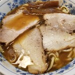 滝野川 大勝軒 - チャーシュー多め。