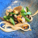 unito - フィットチーネ　ムール貝とラディッキオ・タルティーボ