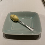 ル・マノアール・ダスティン - ミニャルディーズの定番　ホワイトチョコレートのムース　ハチミツ添え