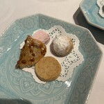 ル・マノアール・ダスティン - ミニャルディーズ　チュイル、ギモーグ、スノーボール、クッキー