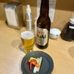 黒豚とんかつ ほり壱 - 黒酢のピクルスとスーパードライ小瓶にて、とんかつの出来上がりを待つべし