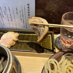 中華蕎麦 とみ田 - 王道の煮豚リフト。