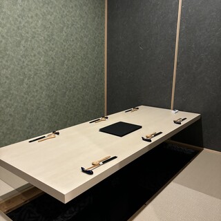 ご家族でのお食事や接待などにも最適の掘りごたつの完全個室！