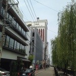 博多名代 吉塚うなぎ屋 - 川のスグ前にお店が