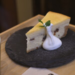 カフェ アンド ファクトリー パルケ - 植村さんのチーズケーキ ラムレーズン(カット)@税込550円