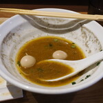 NIBOSHI MANIA - 自家製ウチワエビ煮干ソバのスープ